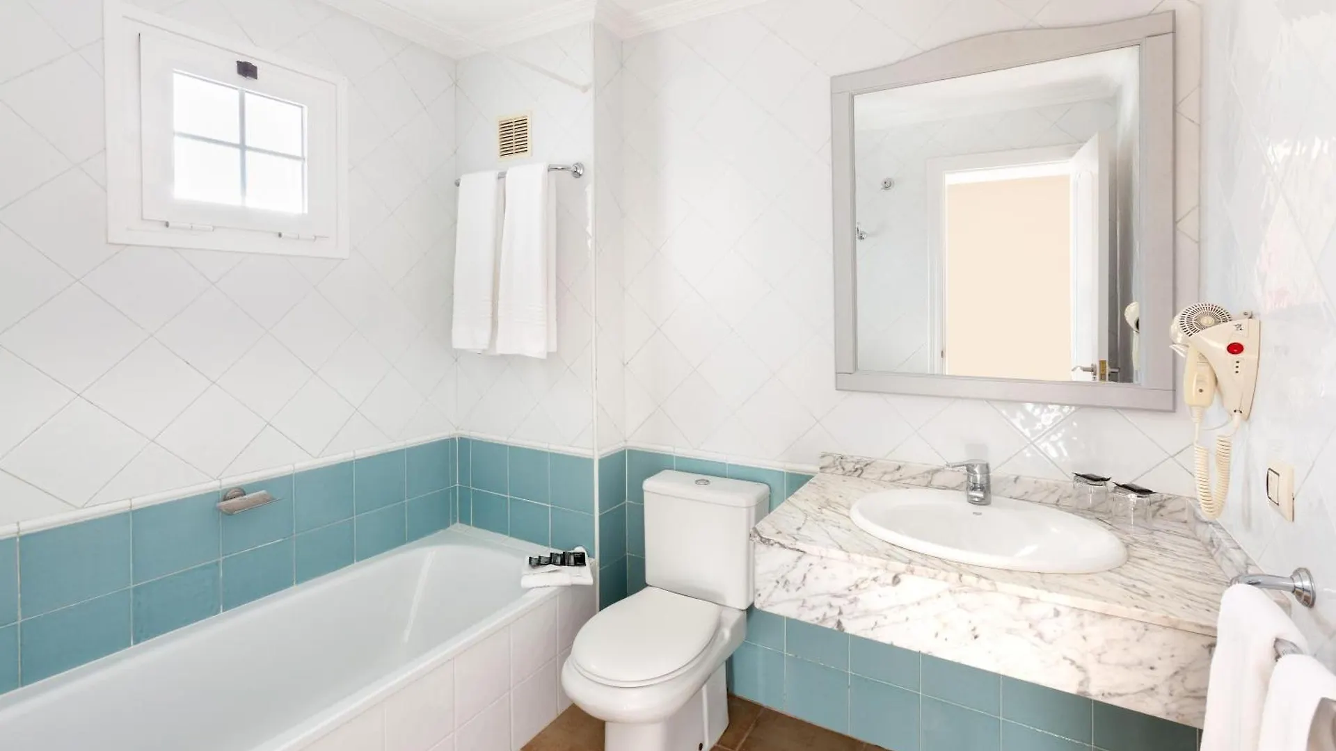Отель Chatur Playa Real Resort Адехе